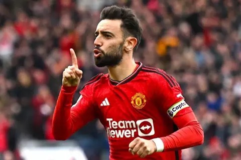 معضلة تعترض طريق "صديق اللاعبين".. كيف يلعب برونو فرنانديز مع "يونايتد أموريم"؟